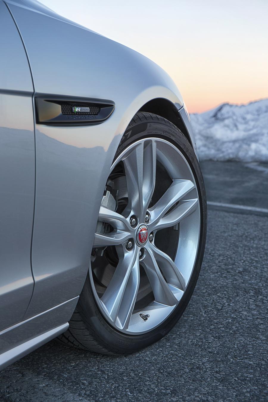 Детали экстерьера Jaguar XF R-Sport AWD 2016 года  (фото 4 из 21)